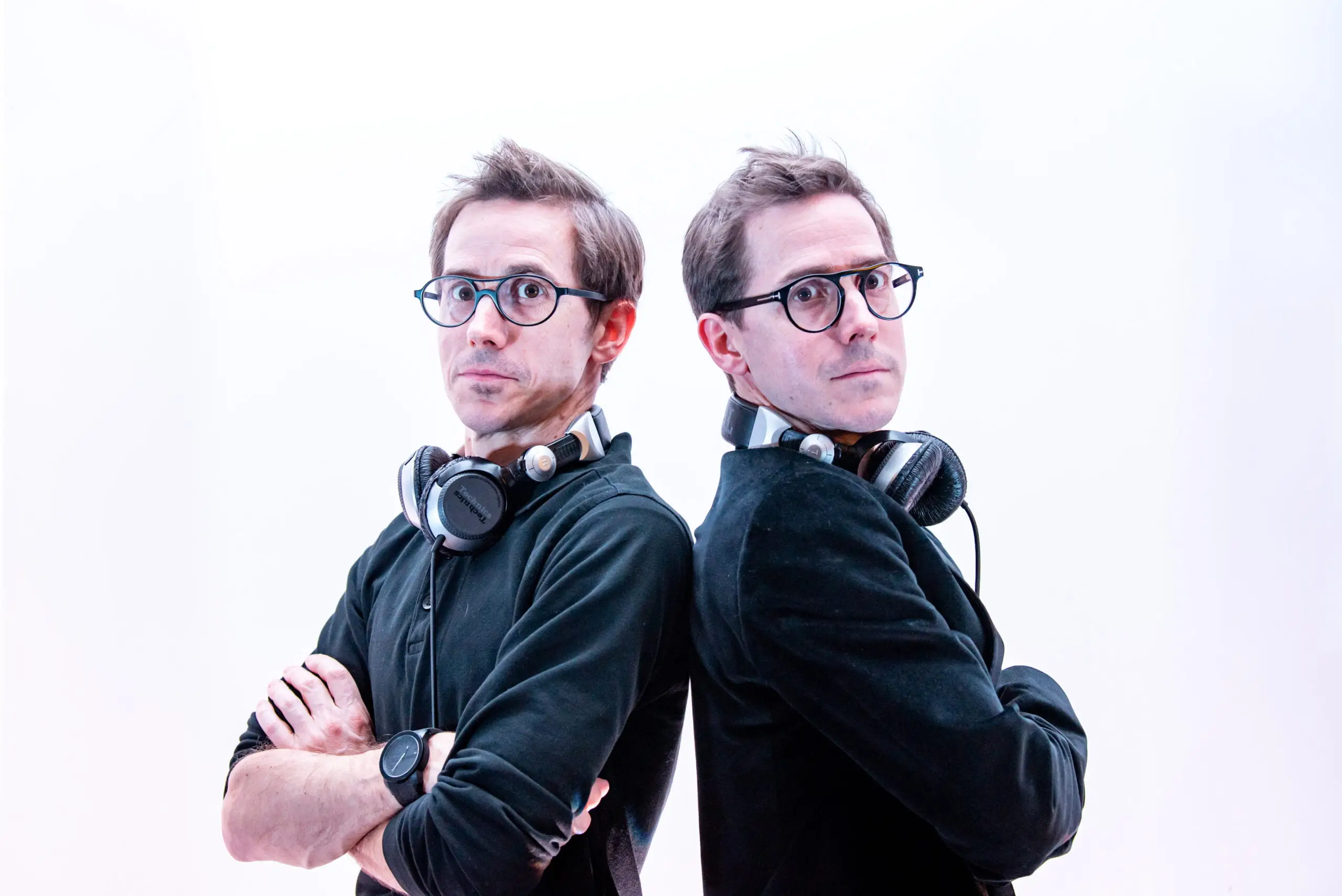 Julien et Jérôme, les DJ de Double You, casque autour du cou