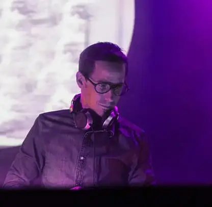 DJ de Double You aux platines sous une lumière violette
