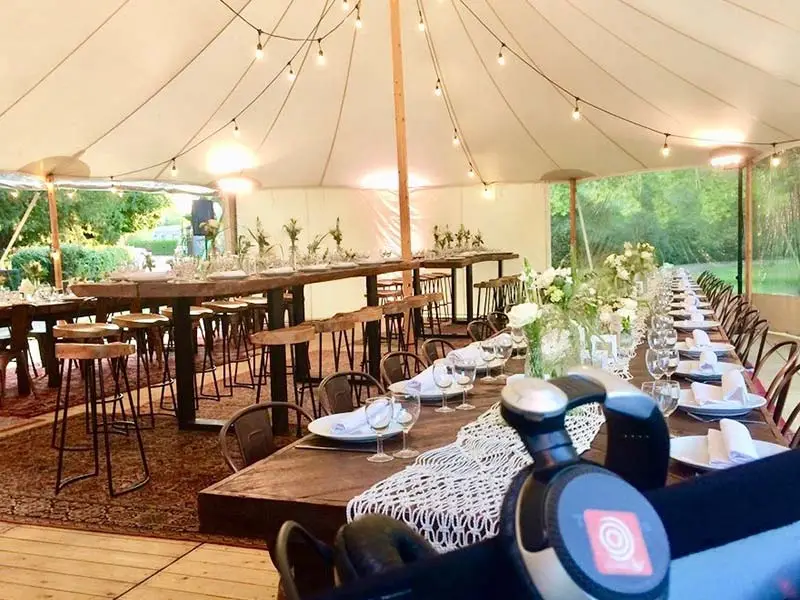 Tables dressées sous un chapiteau, enceinte Double You au premier plan