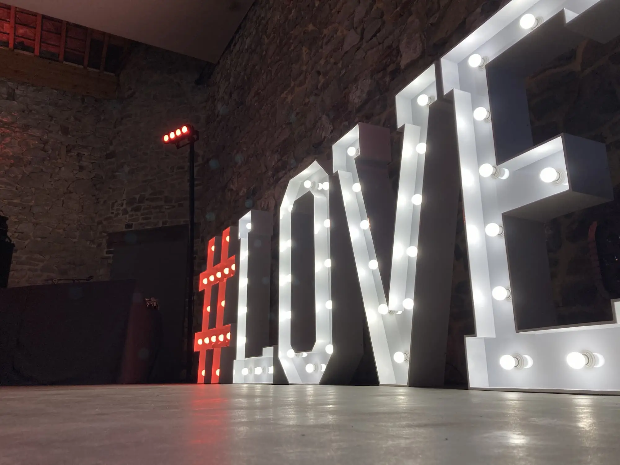 Lettres lumineuses « #LOVE » au bord de la piste